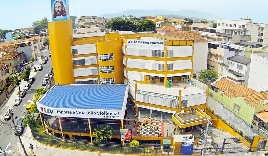 Adolescente é baleada durante aula de Educação Física dentro de escola em Del Castilho