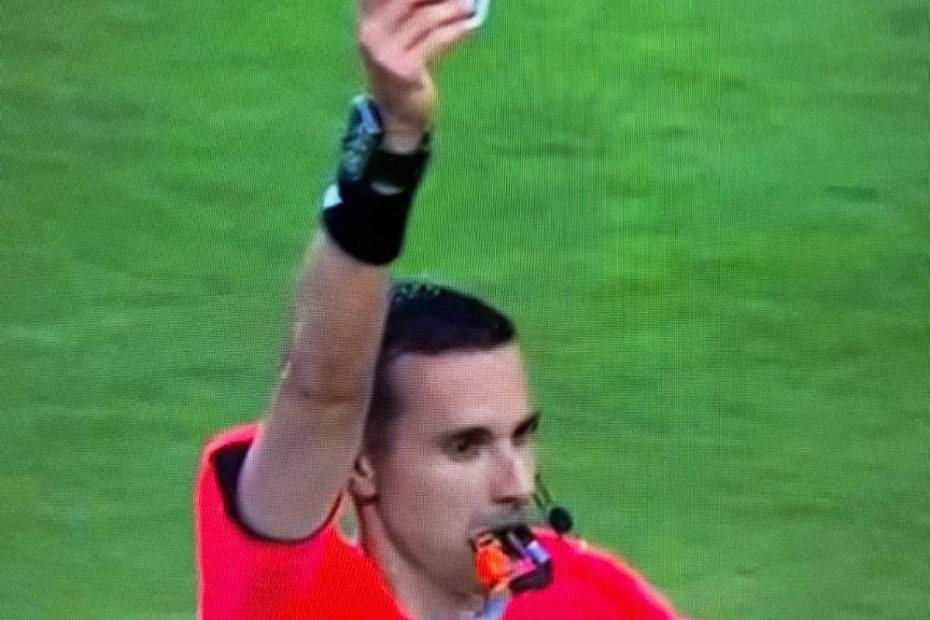 Atlético de Madrid e Botafogo terá árbitro que viralizou nas redes ao puxar imagem de Santa em vez de cartão vermelho
