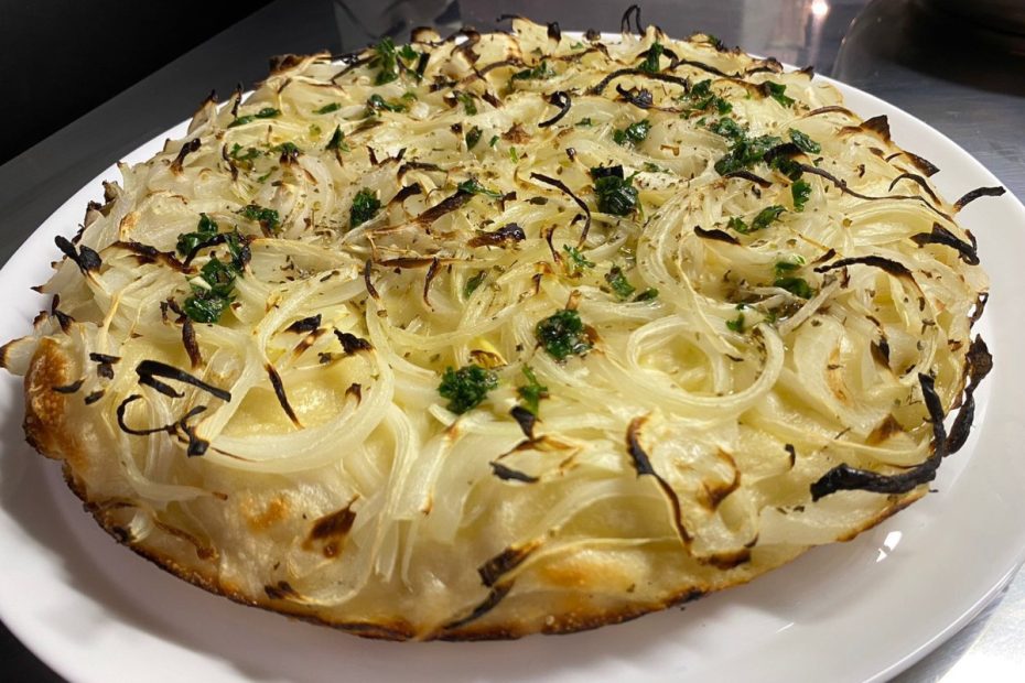 Conhece a pizza fugazzeta? Saiba onde provar o clássico argentino no Rio de Janeiro