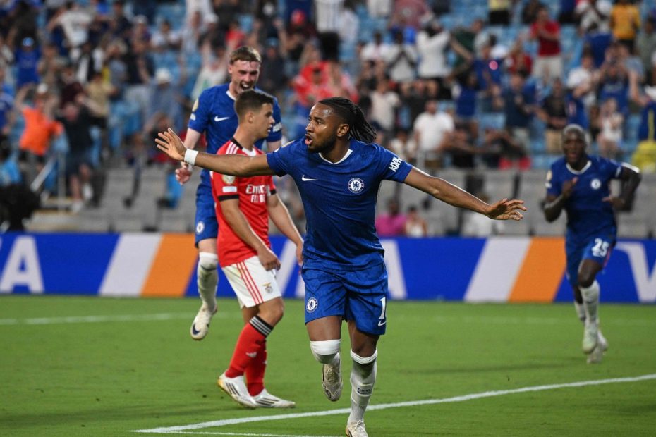 Em jogo maluco, com paralisação e pênalti nos acréscimos, Chelsea goleia o Benfica e pega o Palmeiras nas quartas do Mundial