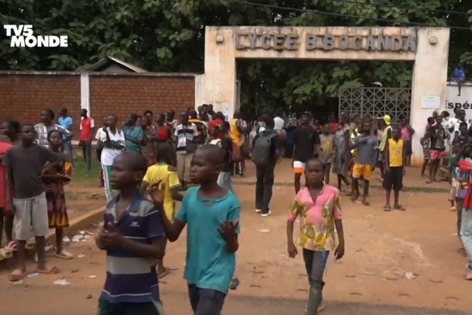Explosão em transformador durante prova provoca correria e deixa 29 mortos em escola na África