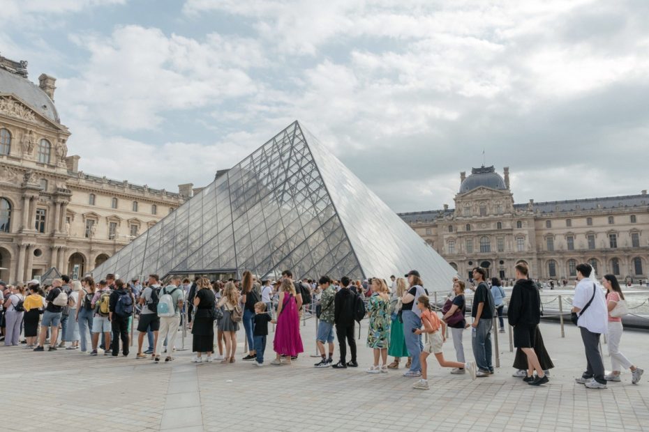 França lança concurso arquitetônico para expandir o Museu do Louvre e aliviar superlotação