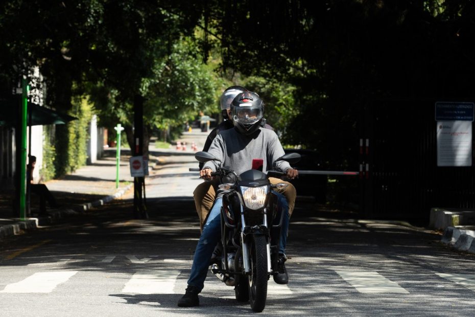 Procon multa Uber e 99 em R$ 17 milhões por oferta de mototáxi em SP após proibição da Justiça