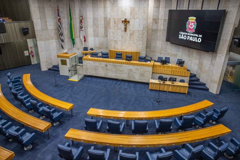 Procurador Geral, que usava tipoia, acusa chefe da área administrativa de agressão