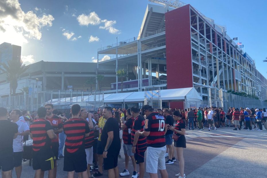 Torcida do Flamengo enfrenta sol, pregação e corrida por água e estacionamento em Orlando