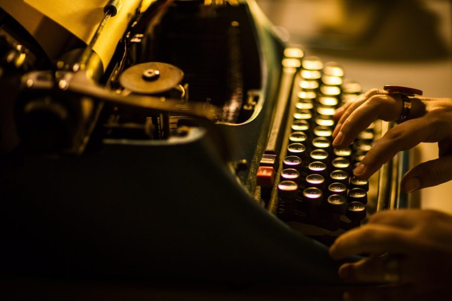 A escritora profissional senta para escrever