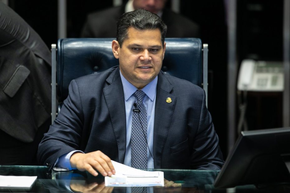 Alcolumbre diz que governo tem 'legitimidade' para acionar STF em tentativa de reverter decisão do Congresso sobre IOF