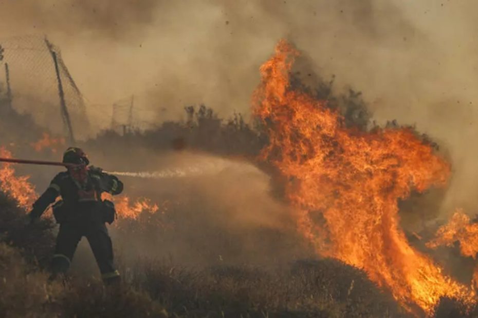Centenas de pessoas são evacuadas enquanto incêndio florestal na Grécia avança em Creta