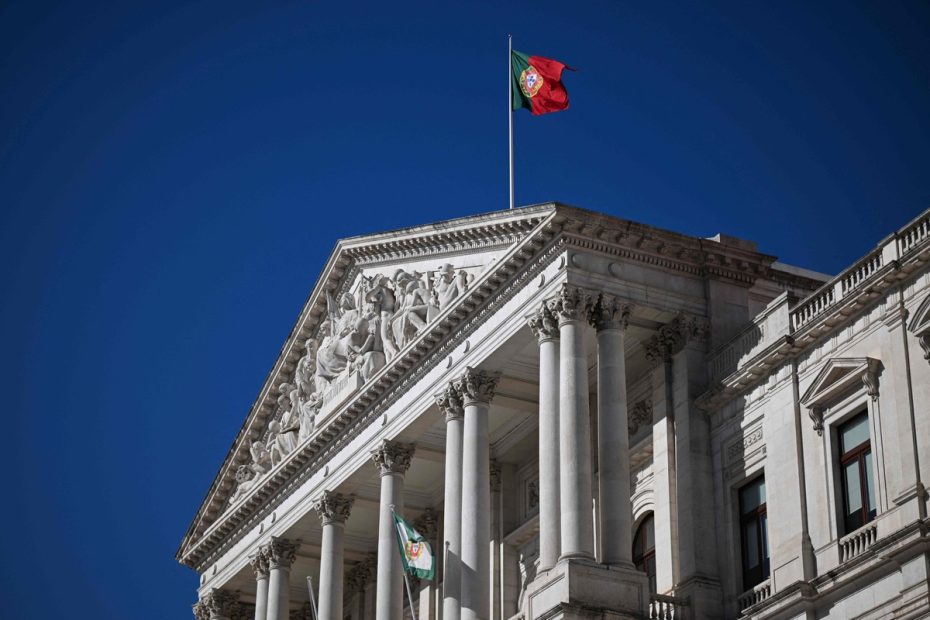 Corrida de brasileiros para tirar cidadania em Portugal expõe falhas no sistema
