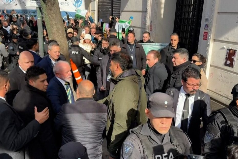 Cristina Kirchner recebe Lula em apartamento onde cumpre prisão domiciliar na Argentina; veja vídeo