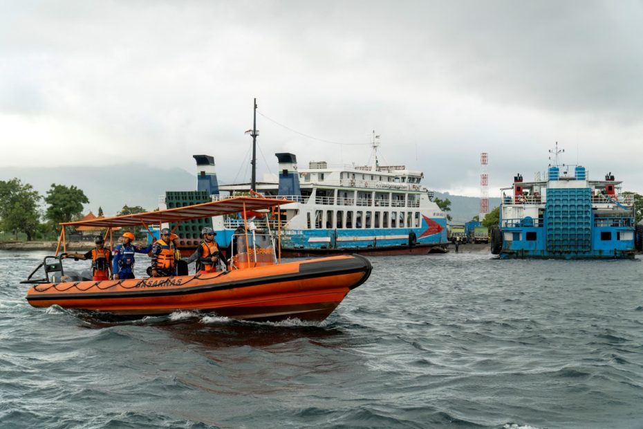 Indonésia amplia buscas após naufrágio de balsa; 30 pessoas seguem desaparecidas