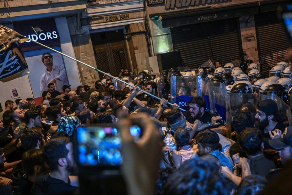 Revista turca é acusada de publicar charge com o profeta Maomé e é alvo de protestos e prisões